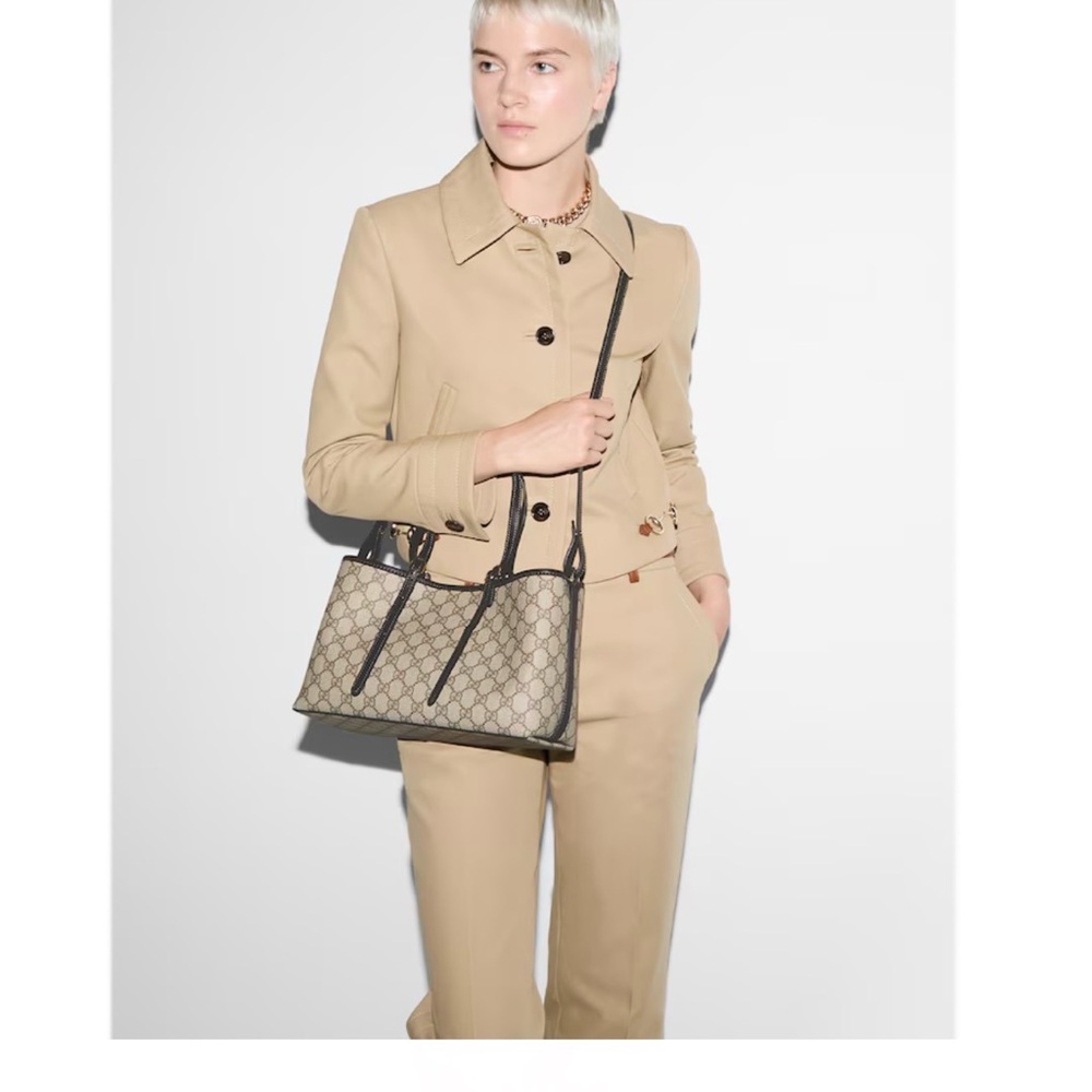 Gucci GG Emblem medium tote bag - Picture 3 of 8